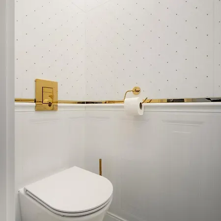 Golden Saska Kepa Luxury Retreat With Garden & Design Interior