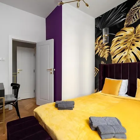 Golden Saska Kepa Luxury Retreat With Garden & Design Interior Villa *