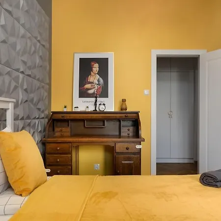 Golden Saska Kepa Luxury Retreat With Garden & Design Interior